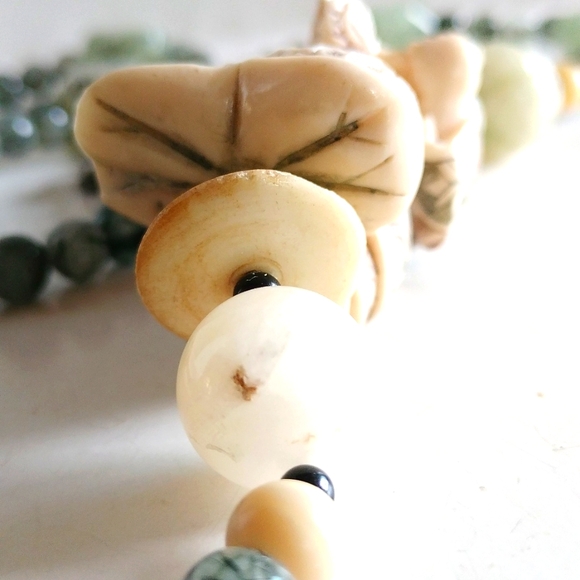 NETSUKE NECKLACE BUDDHA RIDING TURTLE HOLDING LOTUS 29" LONG - Picture 9 of 10